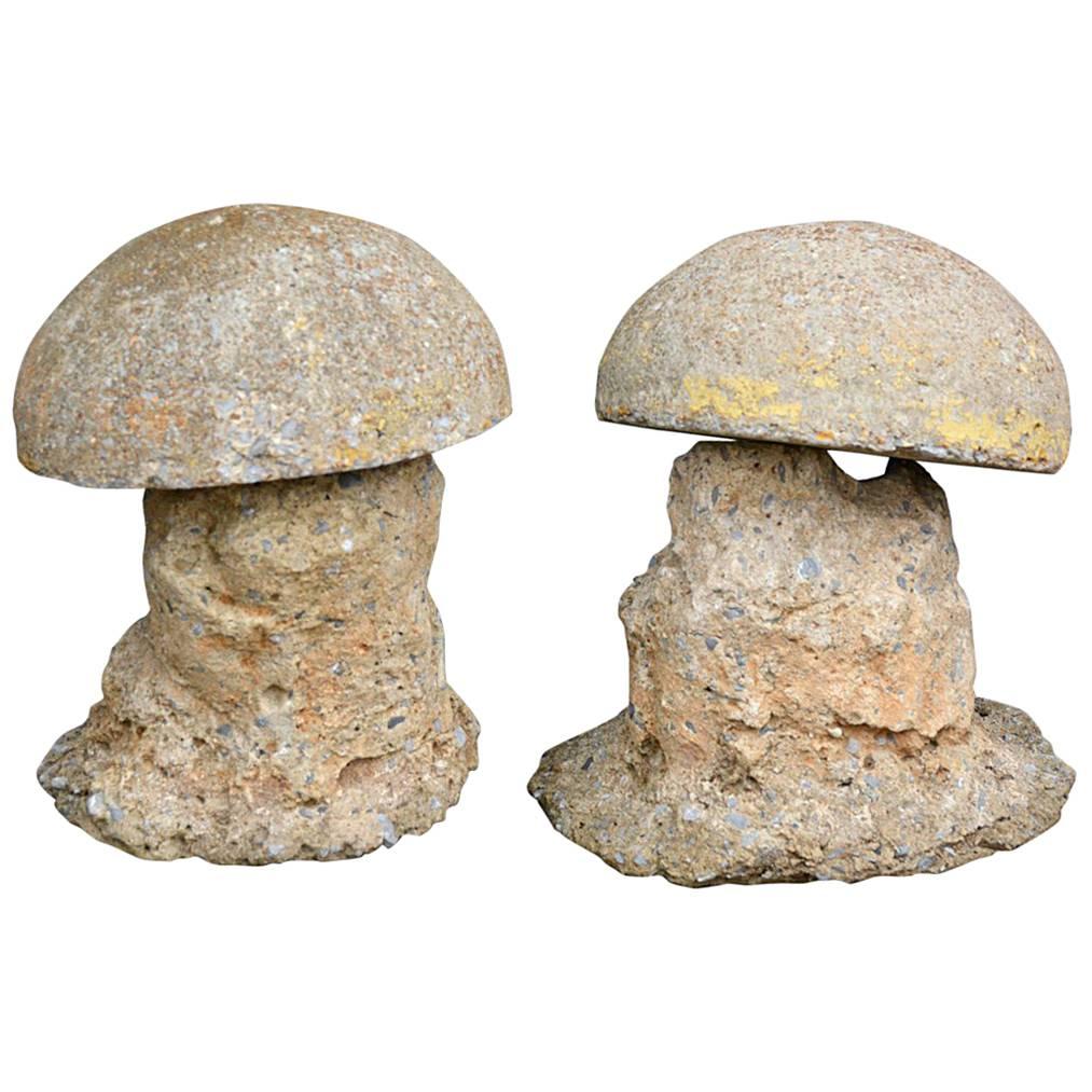Paar antike Pilz-Gartenschmuckstücke