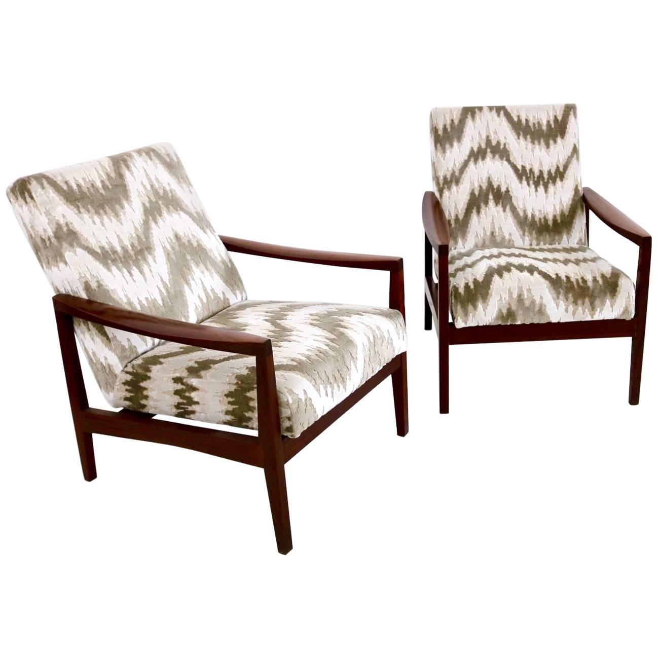 Pair of Midcentury Wood and Patterned Beige and White Fabric Armchairs, Italy