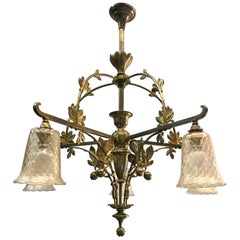 Lampe à suspension Art nouveau en bronze doré de qualité muséale avec sculptures en châtaignier, 1910 