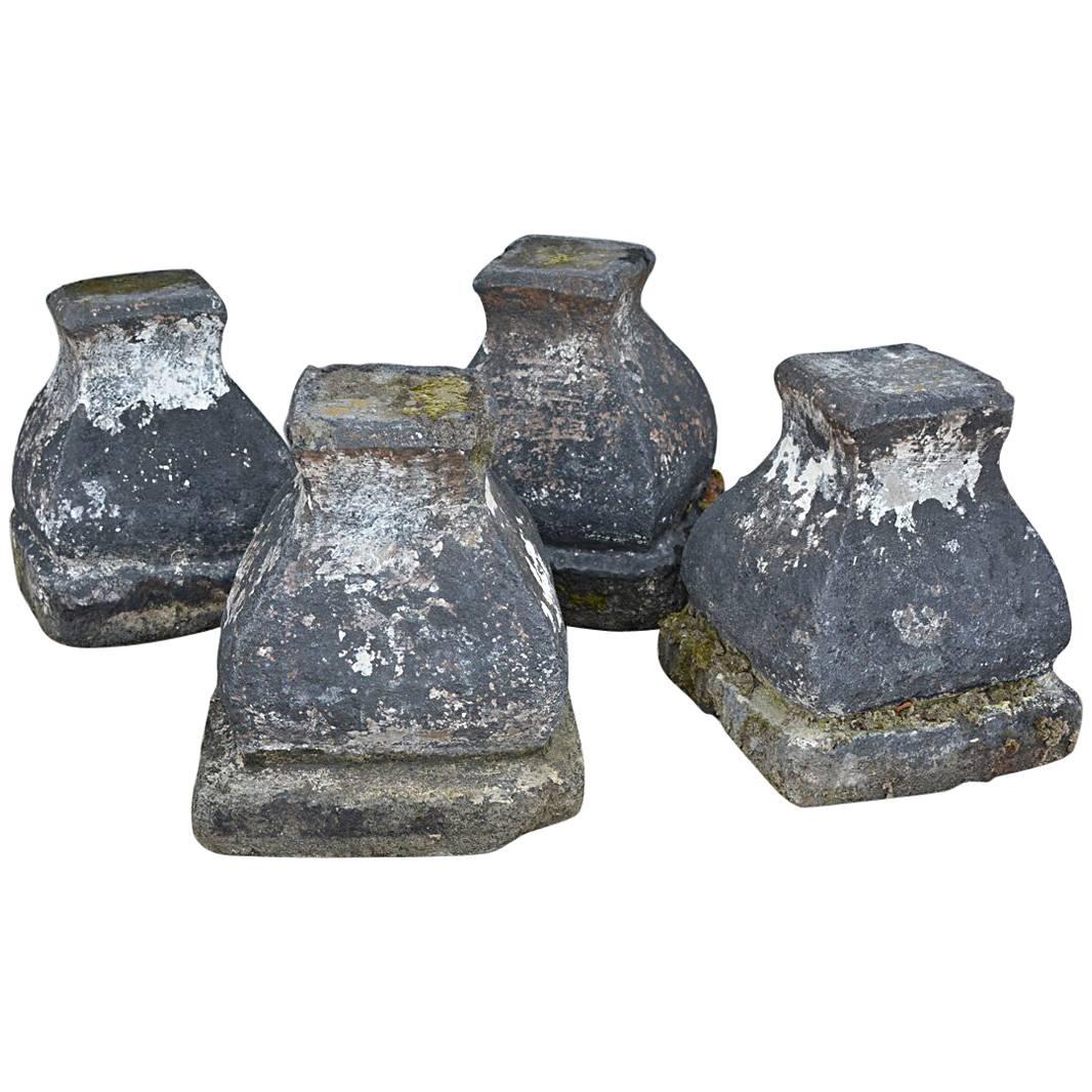 Quatre piédestaux ou socles en pierre ancienne