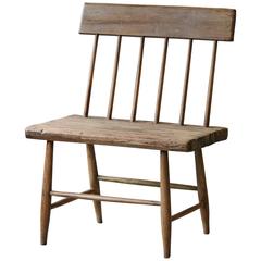 Banc en bois de pin ancien primitif avec dossier à hauts montants et fuseau à barreaux Banc en bois de pin ancien primitif avec dossier à hauts montants et fuseau à barreaux