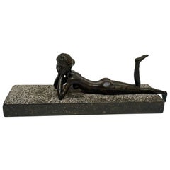 Sculpture en bronze d'un nu féminin allongé