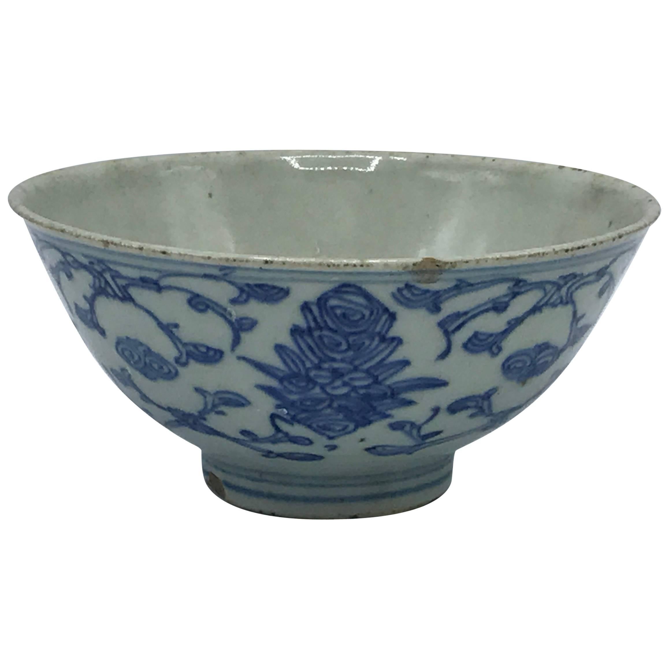 19th Century Qing Dynasty Blue and White Bowl with Floral Motif For Sale