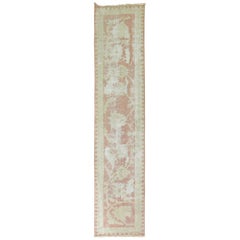 Rose tendre  Tapis de couloir antique d'Oushak