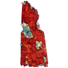 Sculpture sur pied en bois rouge avec incrustation de cristaux et de pierres précieuses par Danna Weiss 