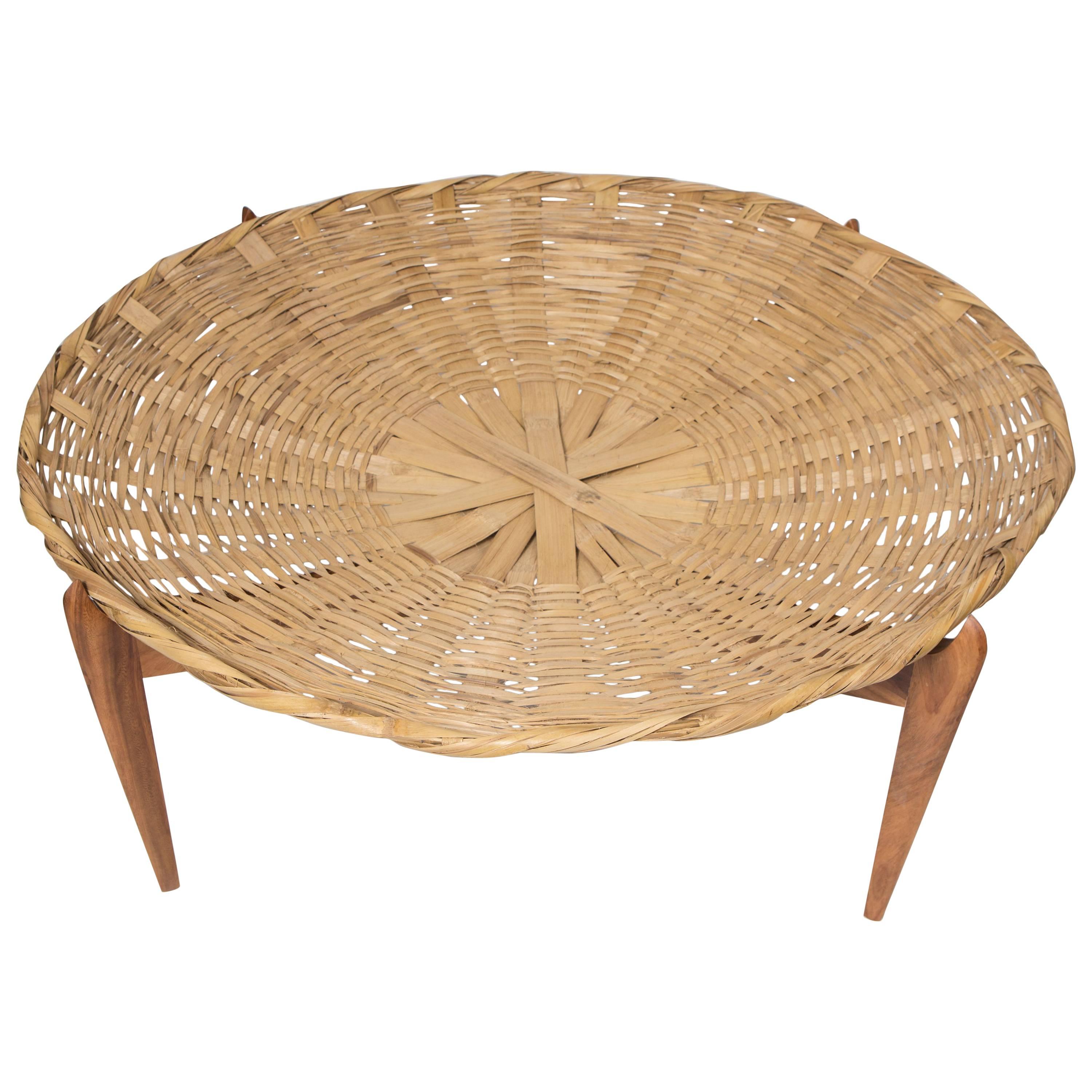 Solaria Mesa canasta/ basket table designed by Gabriela Valenzuela-Hirsch. Handmade and hand harvested Bamboo, Almendro wood crossed legs, Guanacaste wood top platter. Jocote-Shellack resin finish.
Produced exclusively for a show at reGeneration