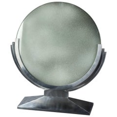 Espejo de mesa Art Decó de metal atribuido a la Maison Dominique