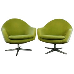 Retro Pair of Mid-Century Modern Knoll Style Upholstered Swivel Club Chairs