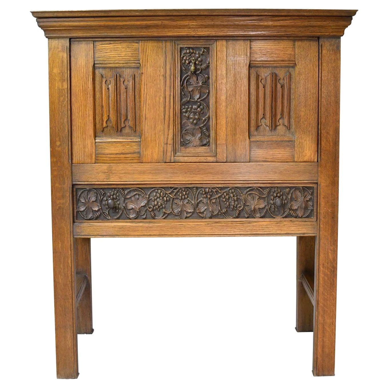 Cabinet de bar Arts & Crafts du début du 20e siècle en Oak Oak avec panneaux sculptés