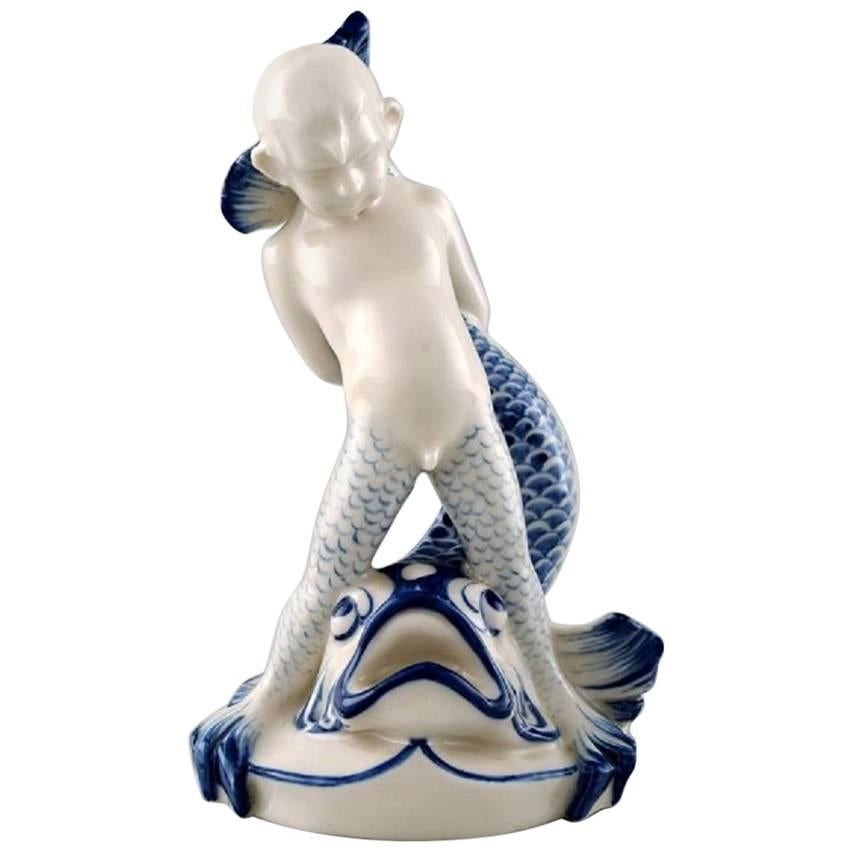 Rare figurine en porcelaine de Rrstrand, garçon de mer et poisson