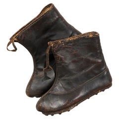 Par de botas de invierno chinas tribales de cuero vintage en soporte de hierro personalizado