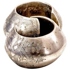 Coppia di braccialetti nuziali africani in bronzo massiccio