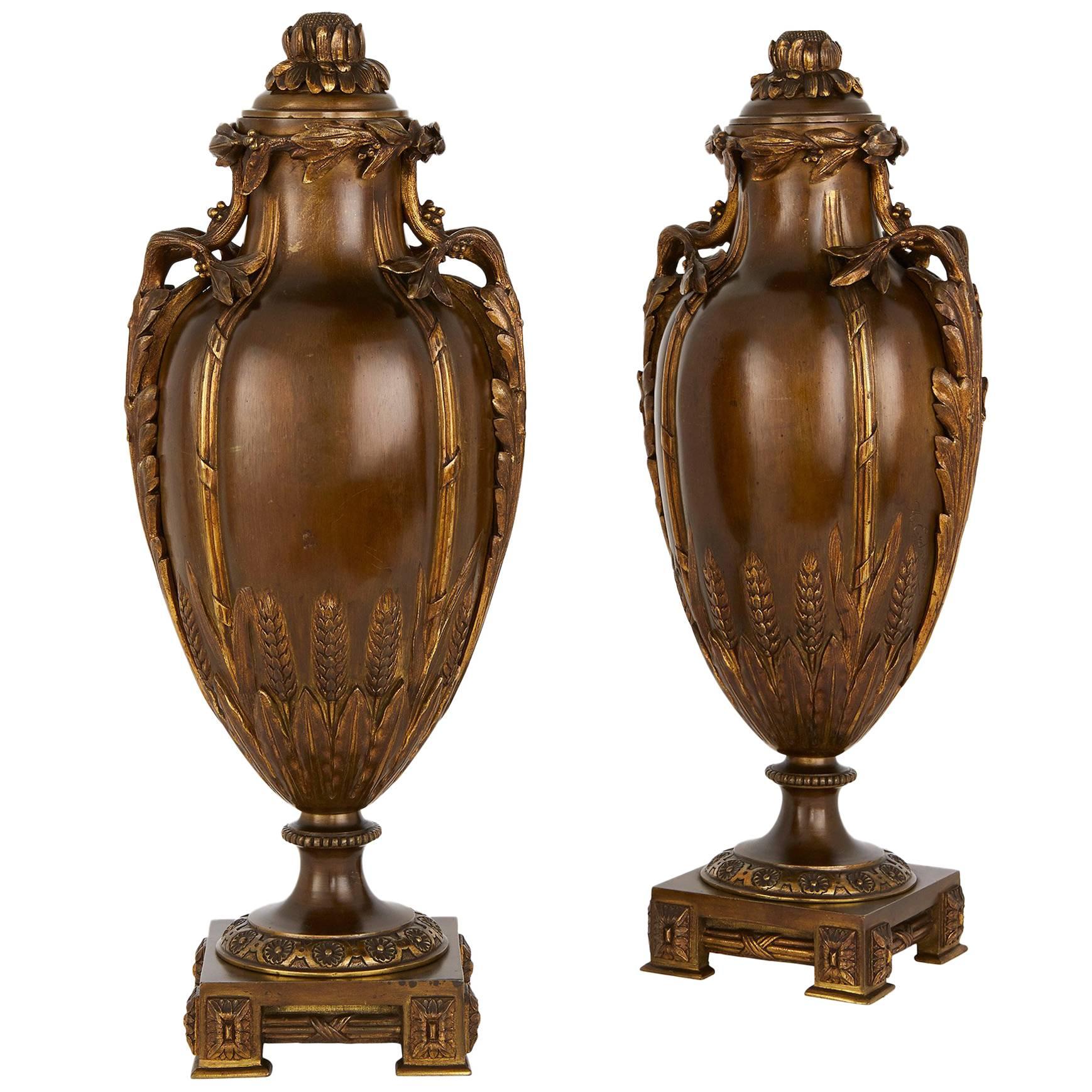 Paar antike Vasen mit Deckel aus vergoldeter und patinierter Bronze im Angebot
