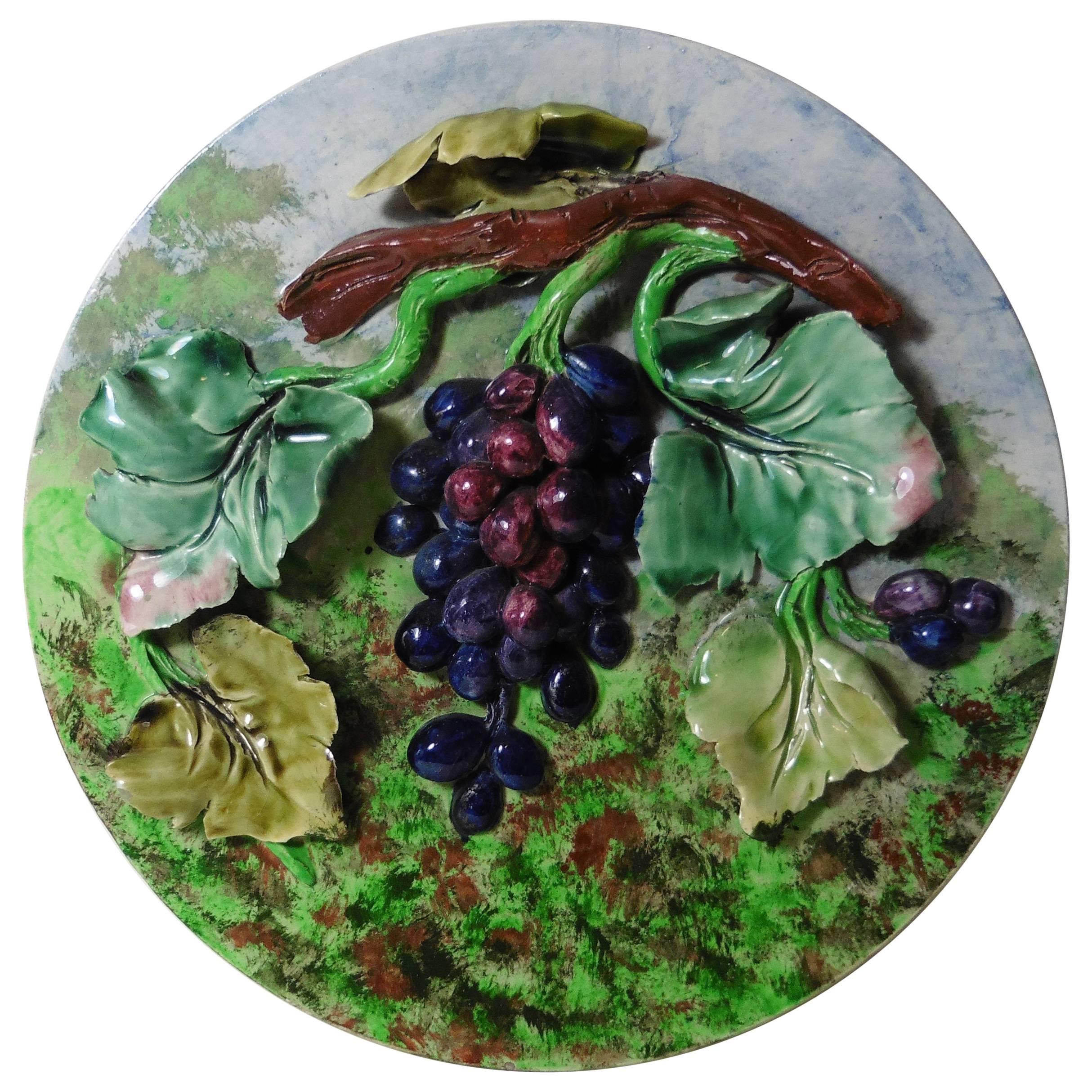 Assiette murale à raisins en majolique du 19ème siècle Longchamp en vente