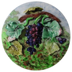 Assiette murale à raisins en majolique du 19ème siècle Longchamp