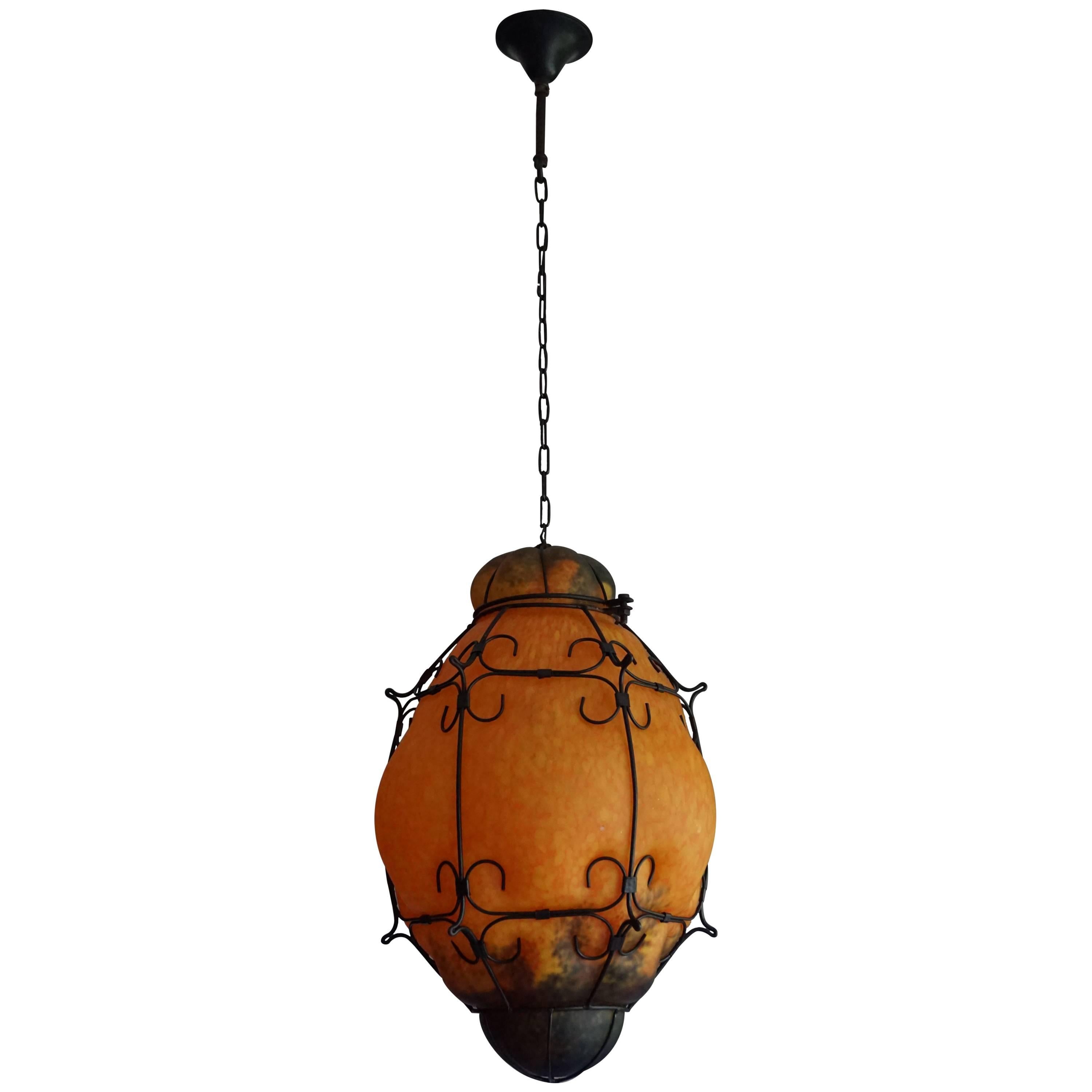 Remarquable lampe à suspension en verre soufflé à la bouche Pate de Verre de Murano dans un cadre métallique en vente