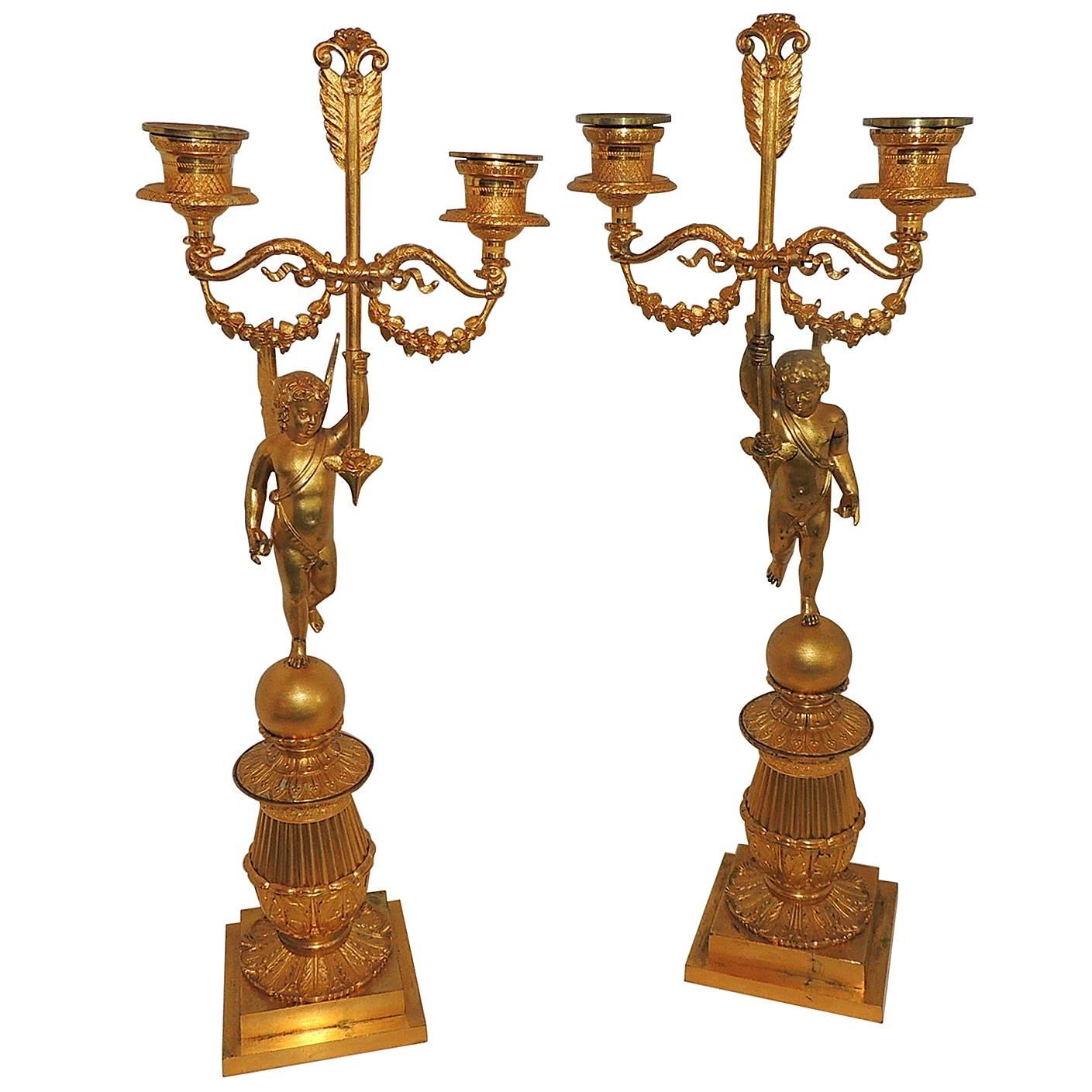 Merveilleuse paire de candélabres néoclassiques à deux bras en bronze doré avec chérubin ailé en vente