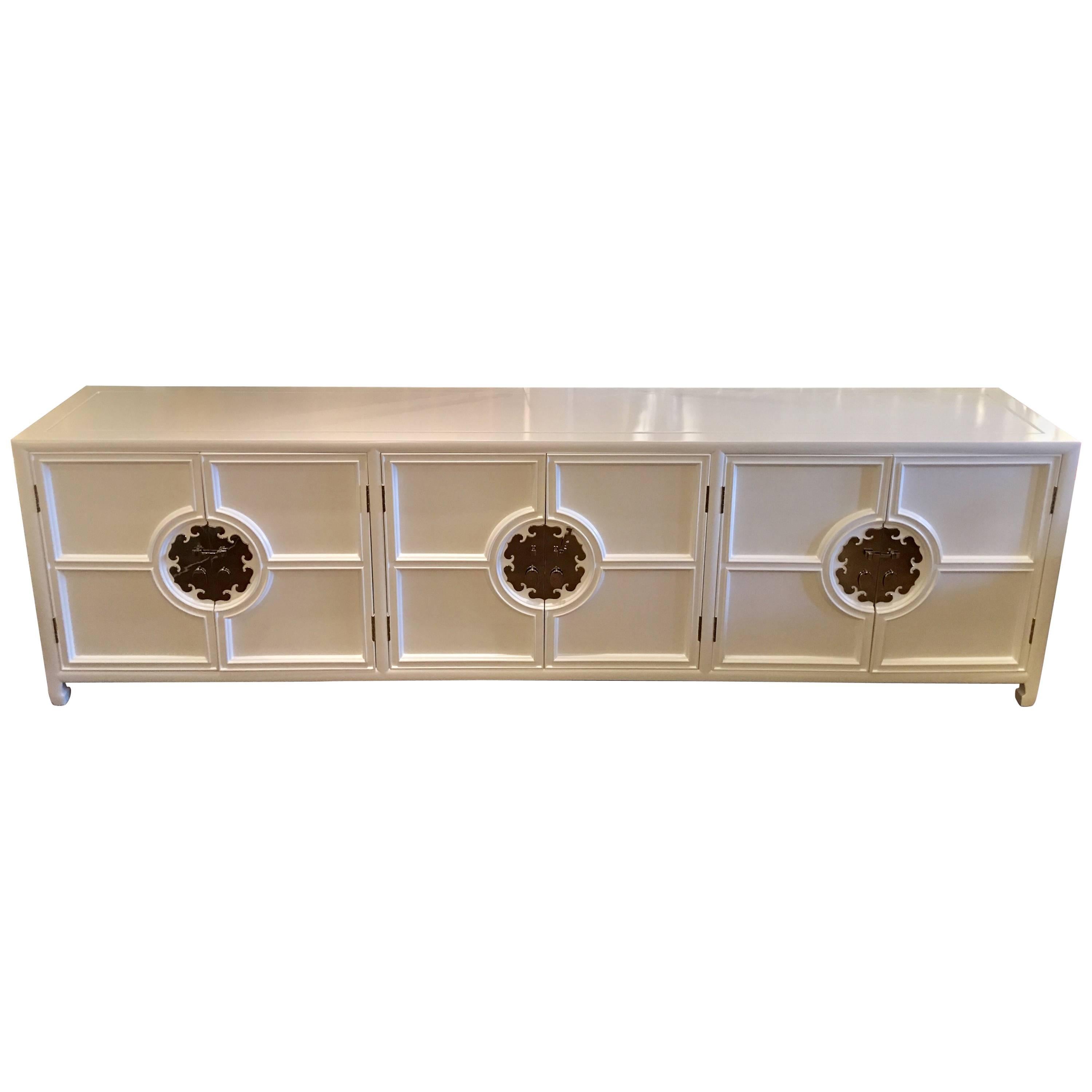 Vintage White Lacquered Credenza in the Style of Mastercraft For Sale