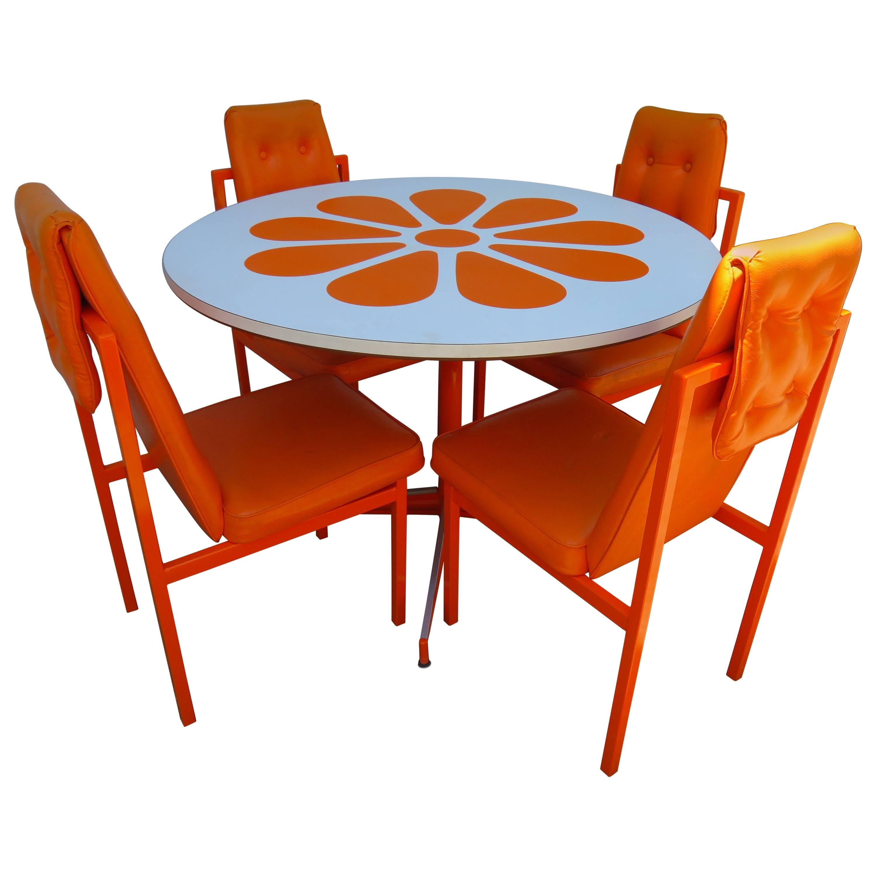 Table de salle à manger en tranches orange amusante des années 1960 Quatre chaises de style Probber Style Mid-Century Modern en vente