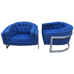 Magnifique paire de fauteuils de salon Metropolitan à large assise et dossier en tonneau chromé