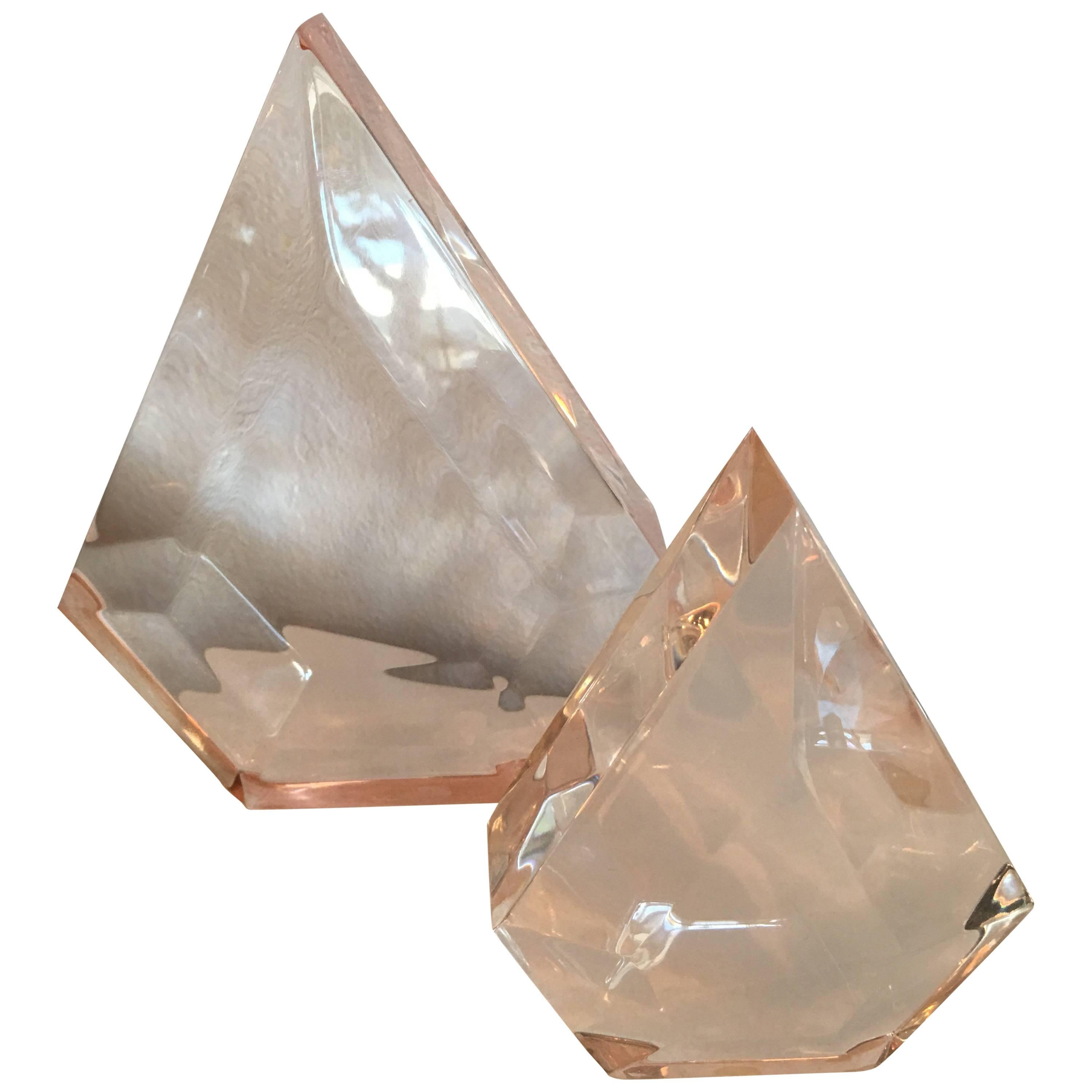 Paar rosa Lucite-Kugelstatuen im Hollywood-Regency-Stil