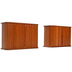 Paar wandhängende Teakholz-Tambour-Rolltop-Schränke