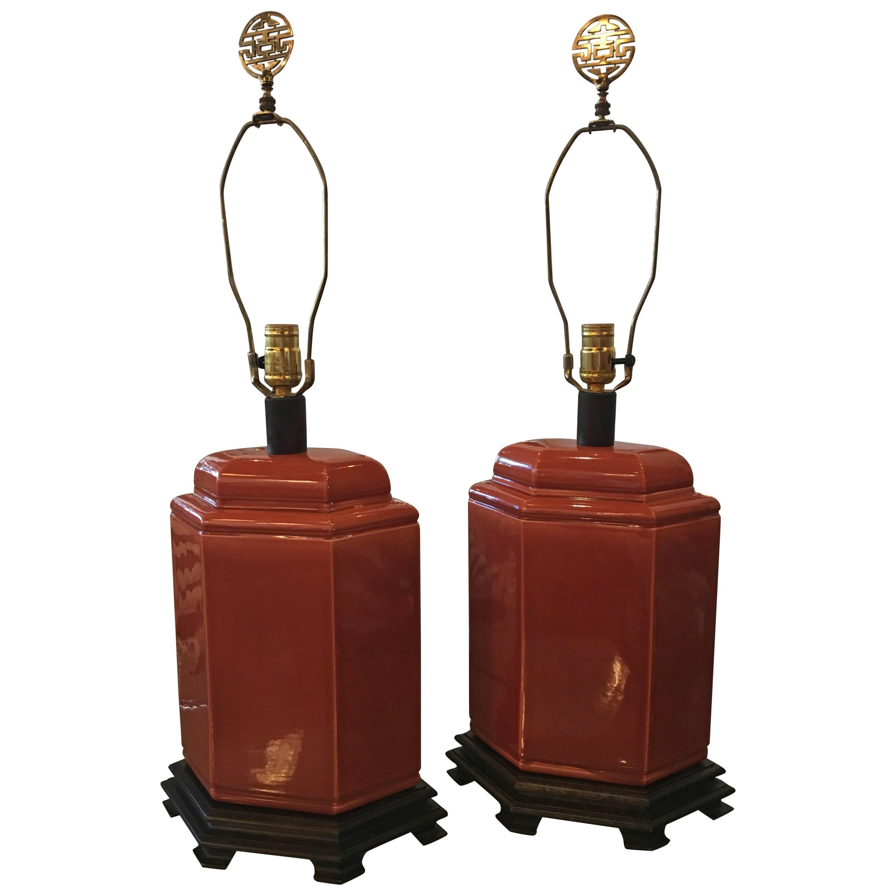 Paire de lampes de bureau vintage orange en céramique et laiton de style chinoiserie orientale en vente