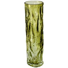 Große Vase aus moosgrünem Glas mit Baumrinde von Ingrid Glas:: ca. 1970er Jahre