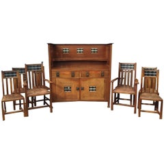 George Montague Ellwood, credenza in legno di Oak e 8 sedie da pranzo abbinate