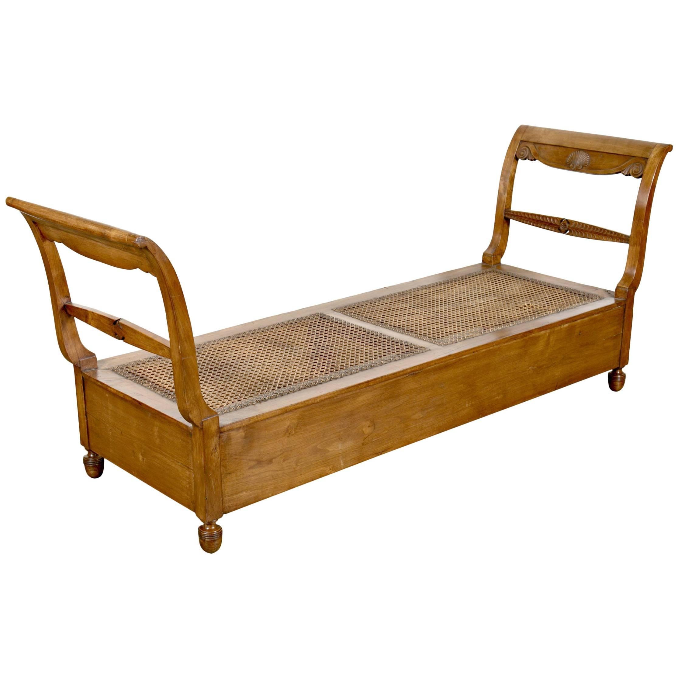 Ancienne banquette française provençale en cerisier avec assise en rotin
