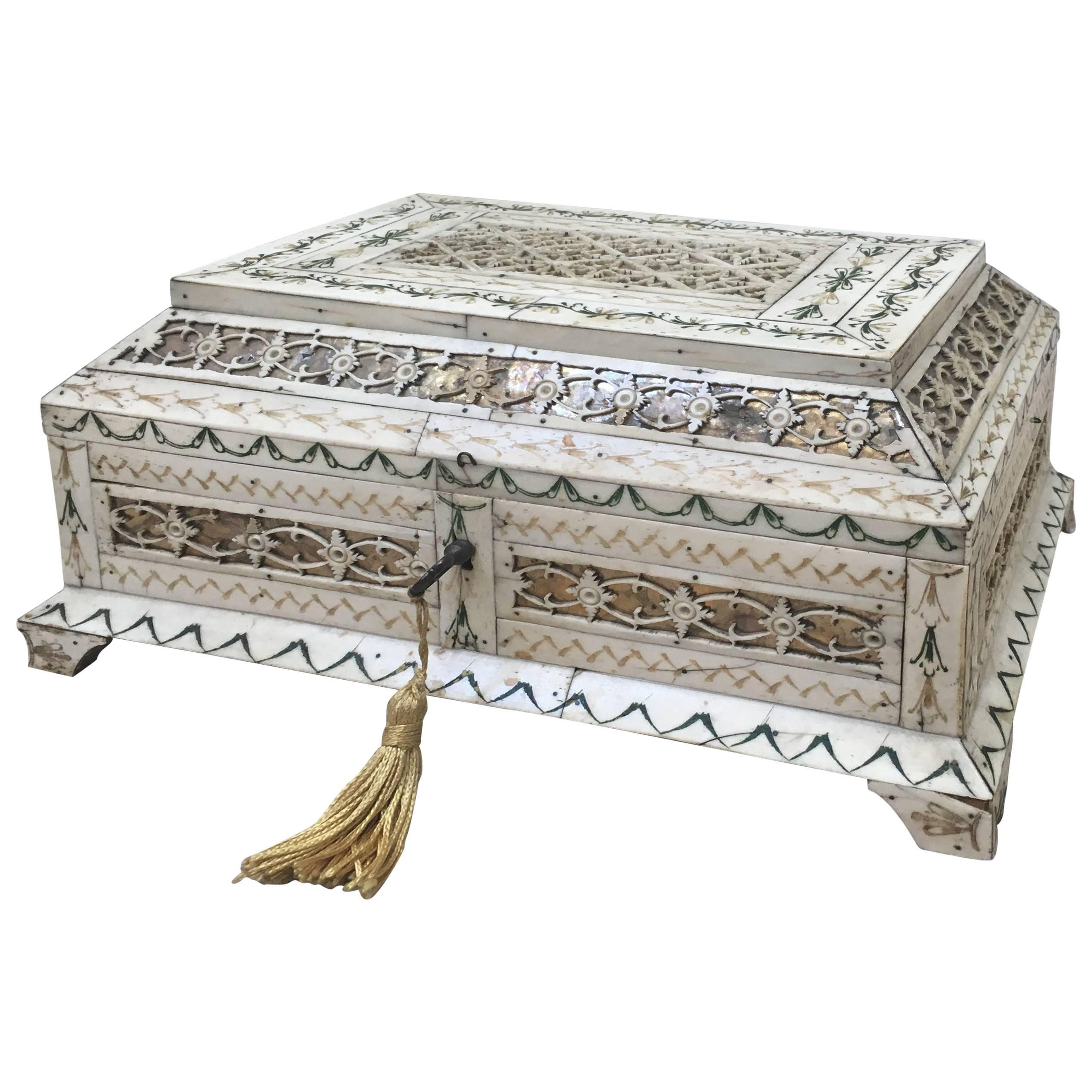 Russische Tischschachtel aus gebeiztem und geschnitztem Knochen aus dem frühen 19. Jahrhundert mit zarter Goldverzierung 