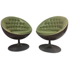 A Pair of Period Swivel Egg Chairs in the Style of Eero Aarnio or Overman 9