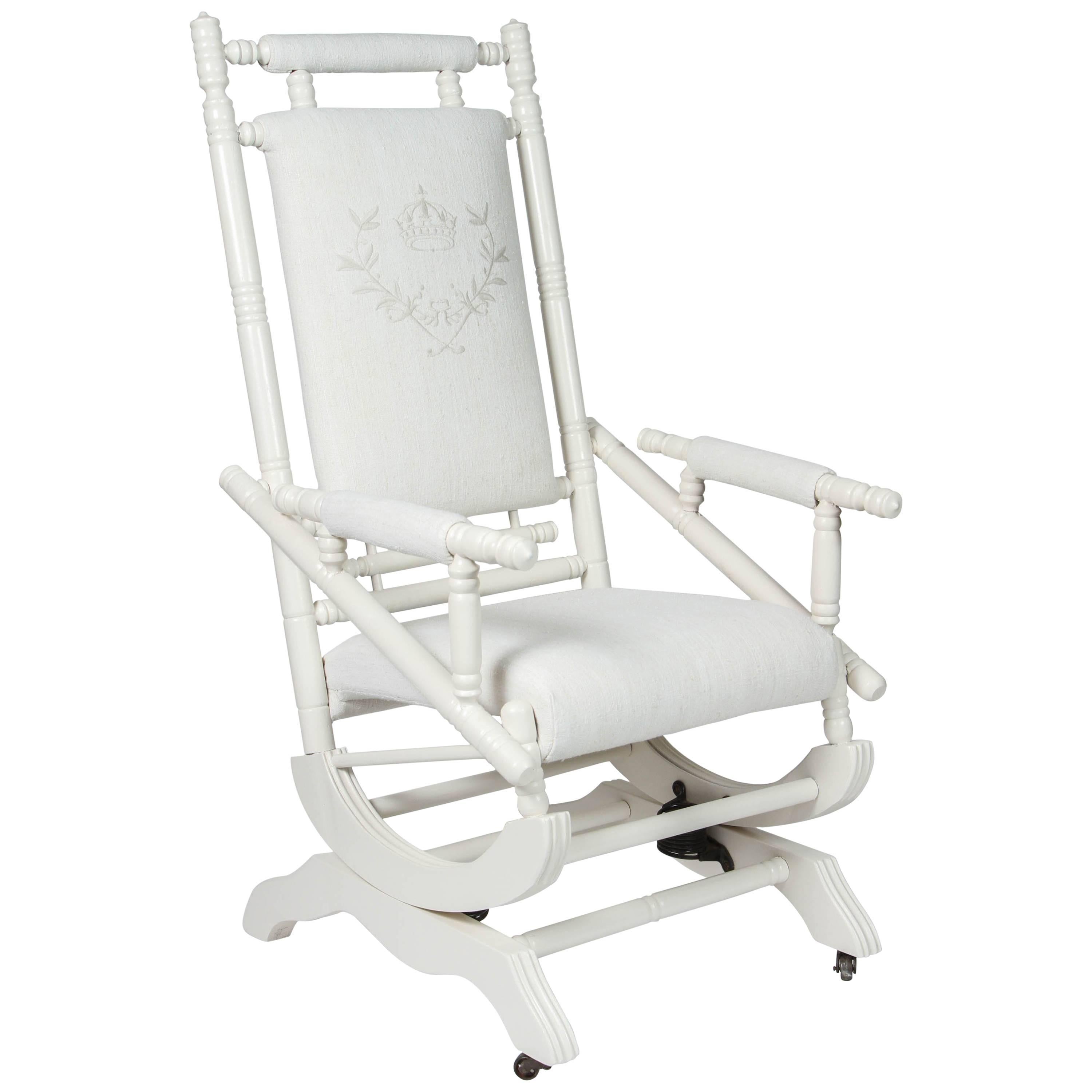 Antiker Spring Rocking Chair mit individueller Stickerei auf Vintage-Leinen im Angebot
