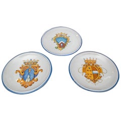 Ensemble de trois assiettes en majolique italienne de la fin du XIXe siècle