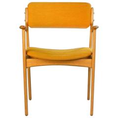 1970er Erik Buch Modell 50 Sessel in Eiche und gelbem Stoff Odense Maskin Snedker