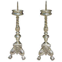 Pareja de prickets italianos de latón figurados y con follaje decorativo, circa 1760