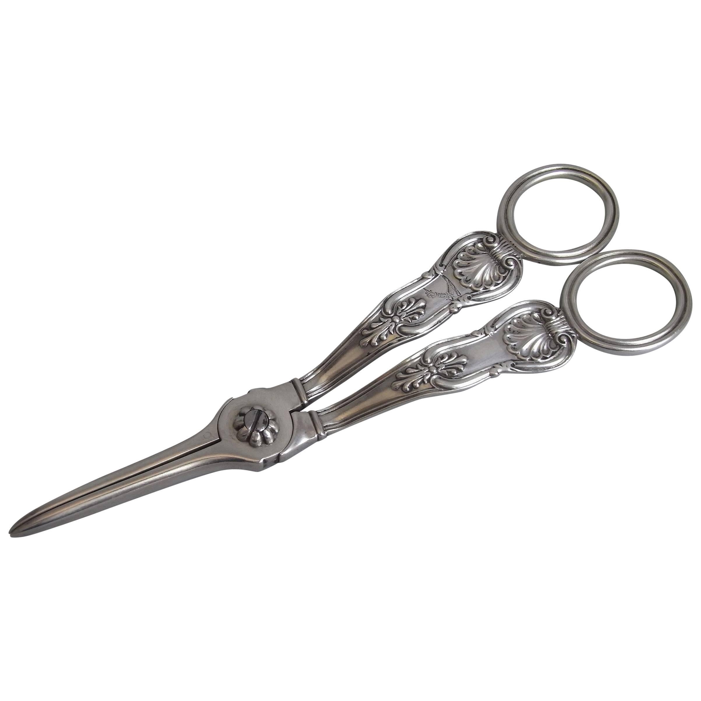 PAUL STORR. Pair of George III Grape Shears Made by Paul Storr in London in 1824 For Sale