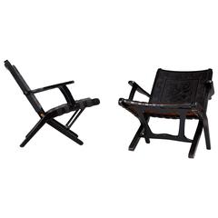 Paire de chaises pliantes péruviennes en cuir noir travaillé:: circa 1950