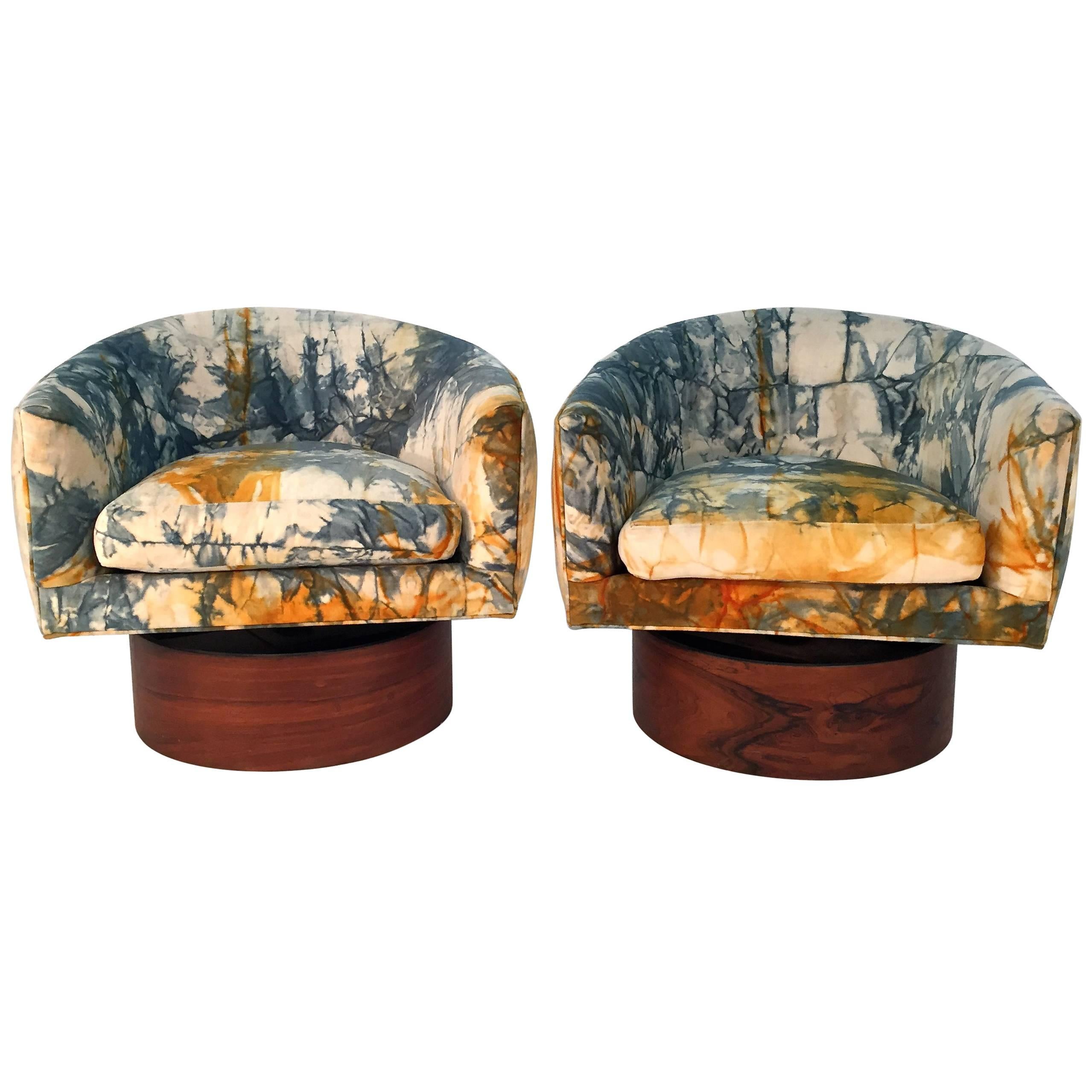 Pair of Swivel Base Lounge Chairs by Milo Baughman at 1stDibs