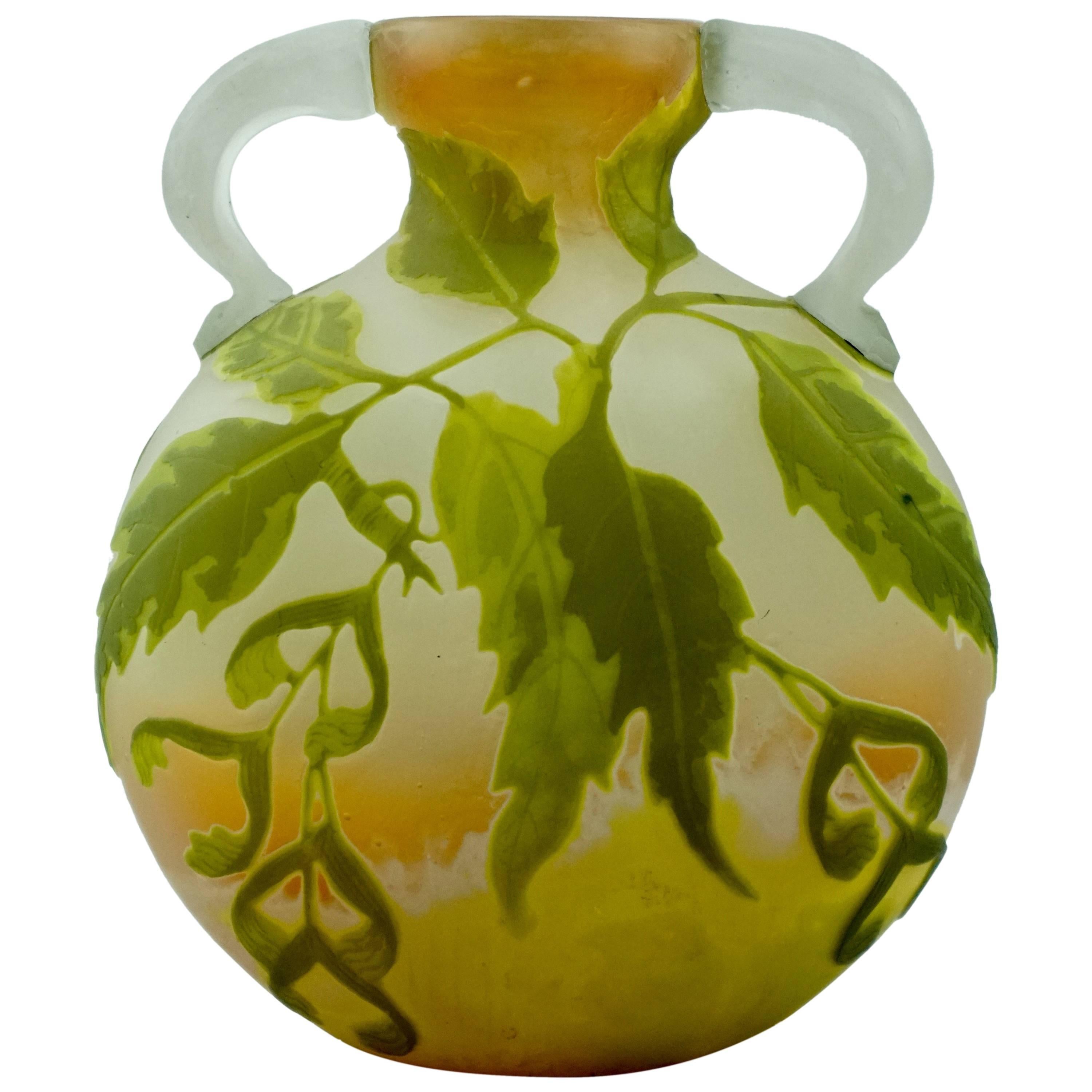 Emile Galle Camée Gravé à l
Acide et Sculpté à la Roue Vase à Anse Appliquée