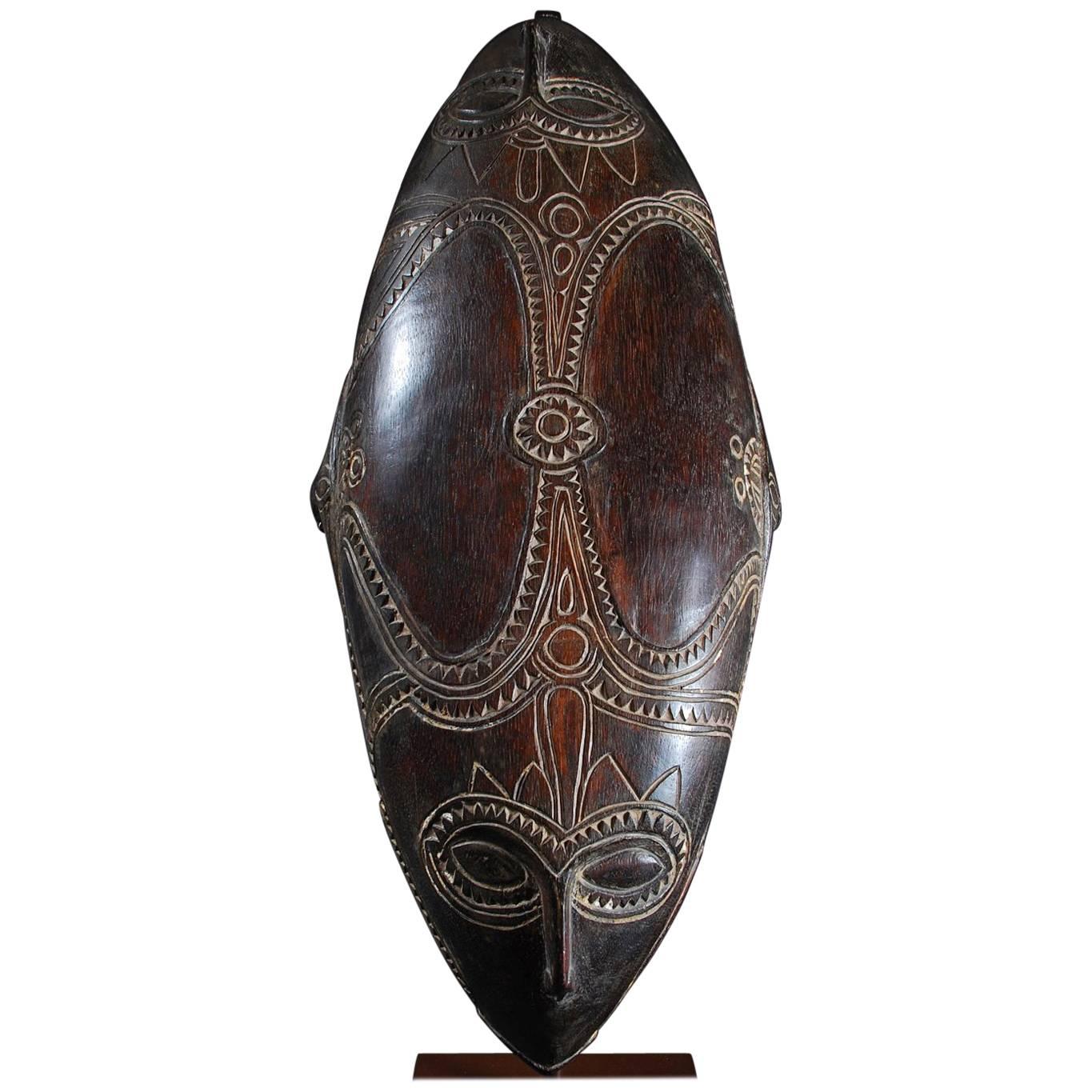 Ciotola da banchetto in legno tribale delle isole Tami di Papua Nuova Guinea della metà del XX secolo