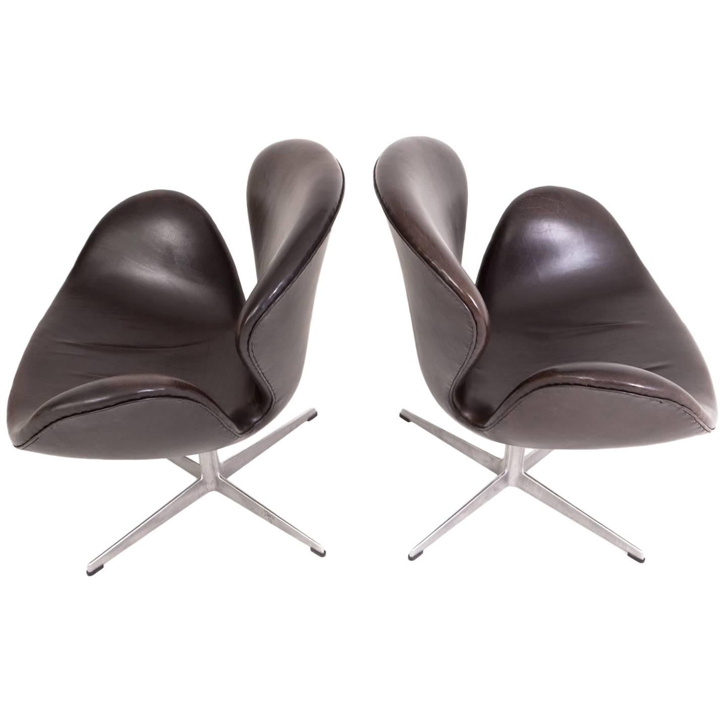 Arne Jacobsen Pair of Swan Chairs For Sale