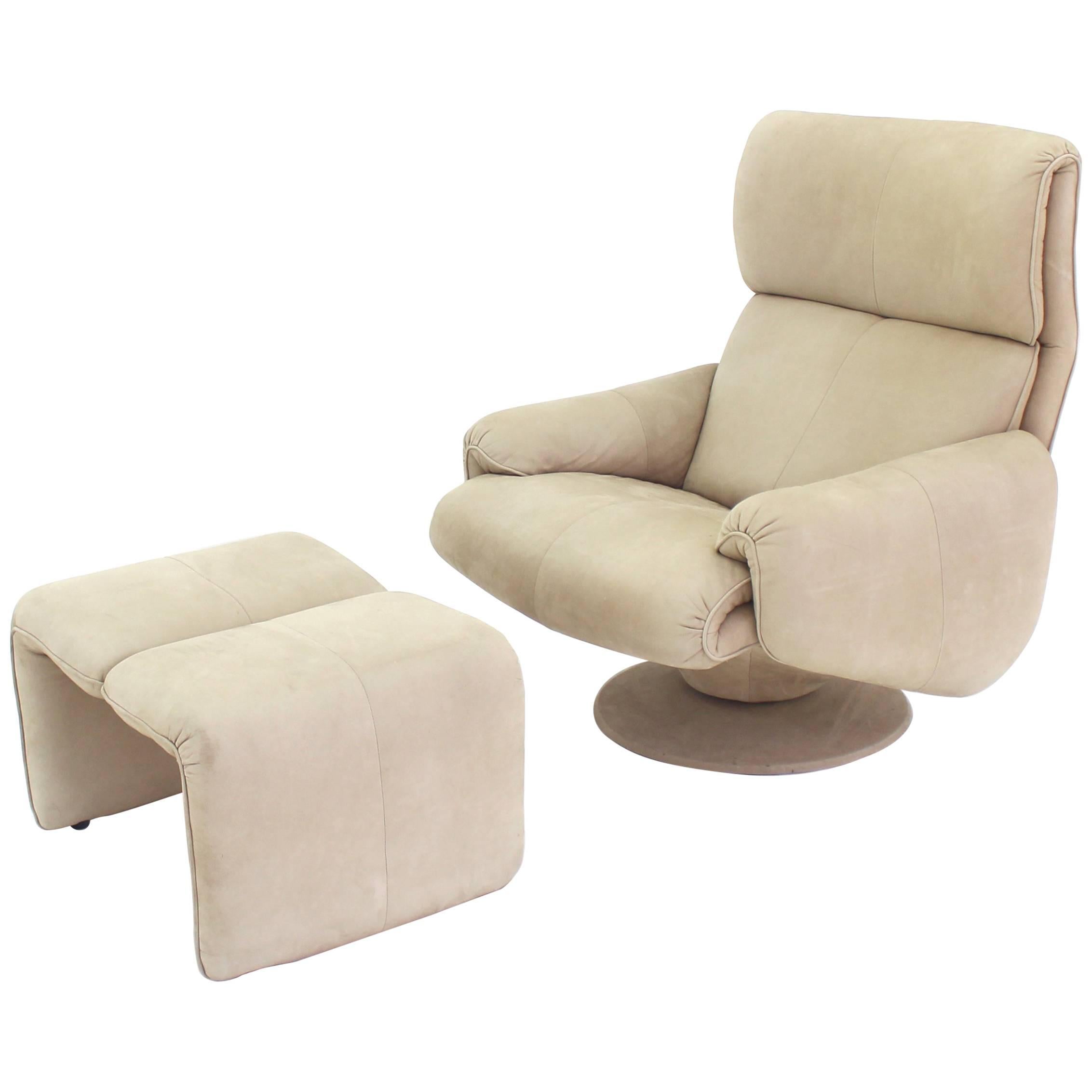 Fauteuil de salon en cuir et daim beige avec pouf assorti