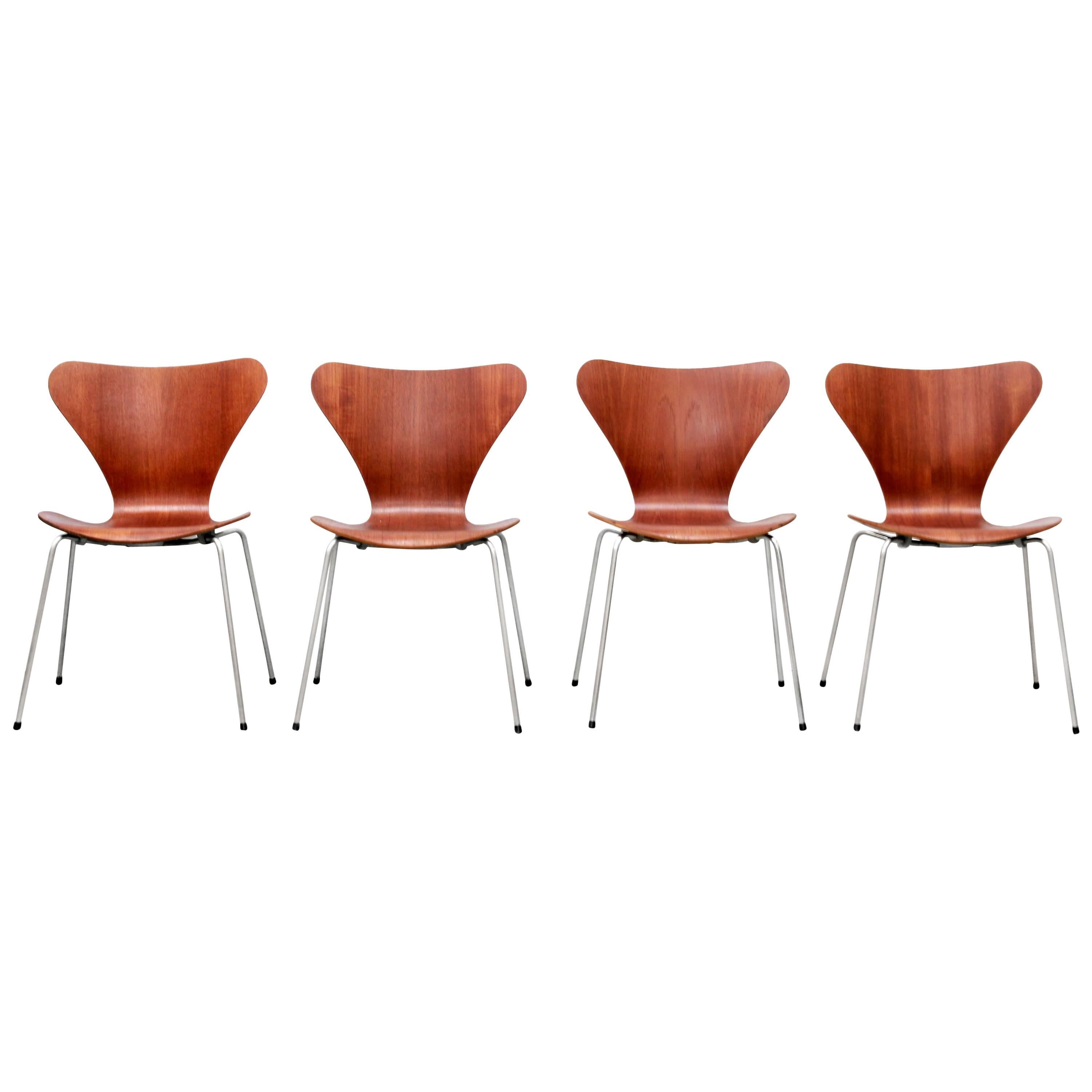 Danish Set of Four Arne Jacobsen Butterfly Plywood Chairs in Teak Model FH3107 For Sale