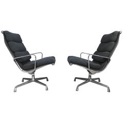 Deux fauteuils de salon en aluminium à dossier souple Charles & Ray Eames pour Herman Miller