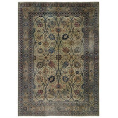 Tapis persan antique de Tabriz vieilli avec style géorgien romantique Chippendale