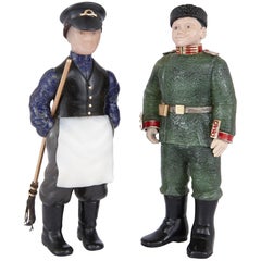 Deux figurines russes en pierre dure de style Fabergé représentant des hommes en uniforme