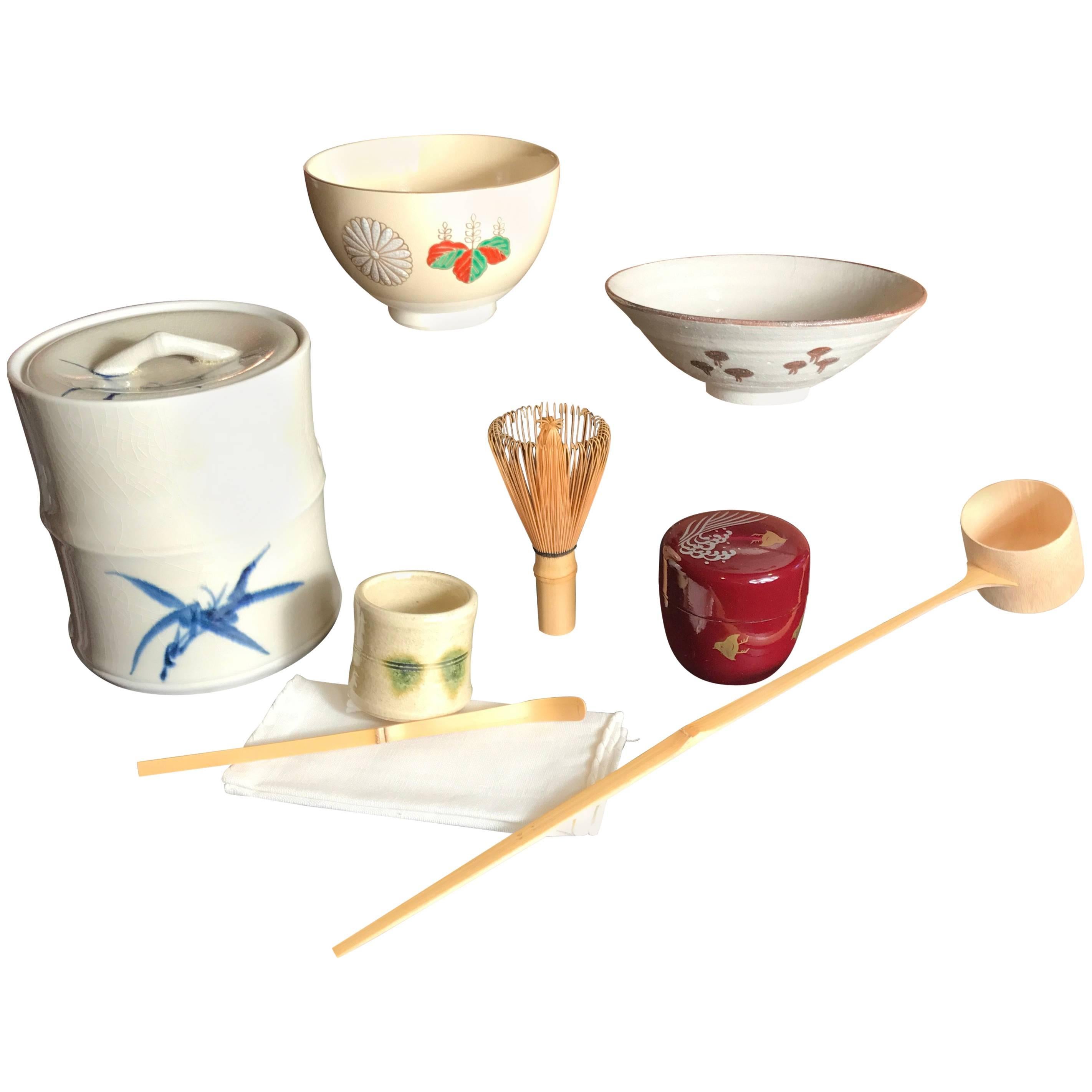 Signed, mint and boxed.

Japan, a superior and fine old tea ceremony nine-piece set,
Natsume Ochawan futaoki.

This is a complete antique Japanese tea ceremony set consisting of Mizusashi, two Ochawan, Natsume, Chashaku, Futaoki and Chashi in