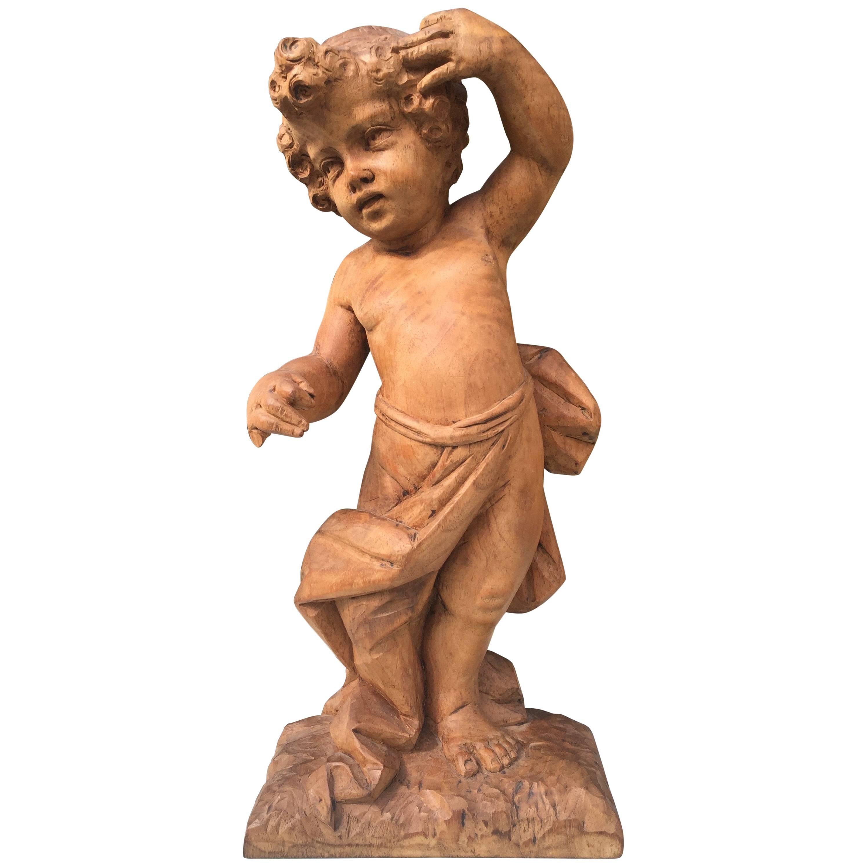 Französische handgeschnitzte Putto-boy-Skulptur aus Nussbaumholz, frühes 19. Jahrhundert
