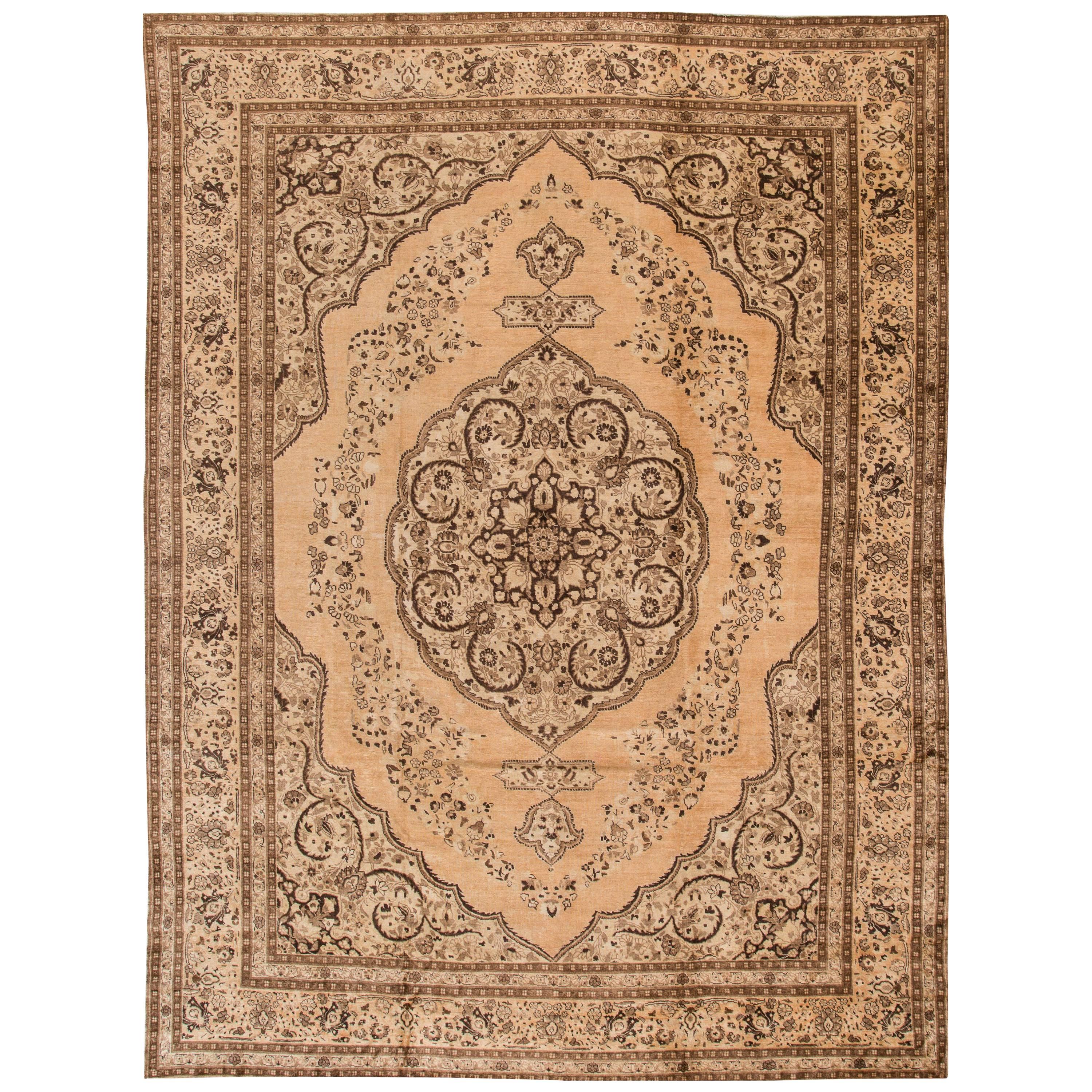 Antiker persischer Täbriz-Teppich mit Blickfang im Angebot